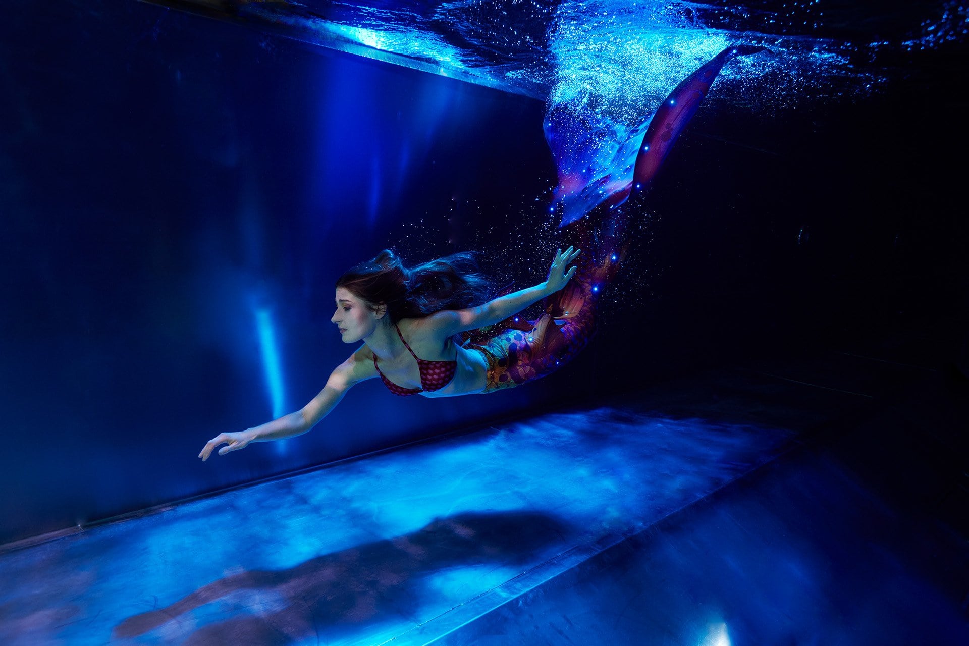 Meerjungfrauenfotografie Unterwasser mit LED Flosse 