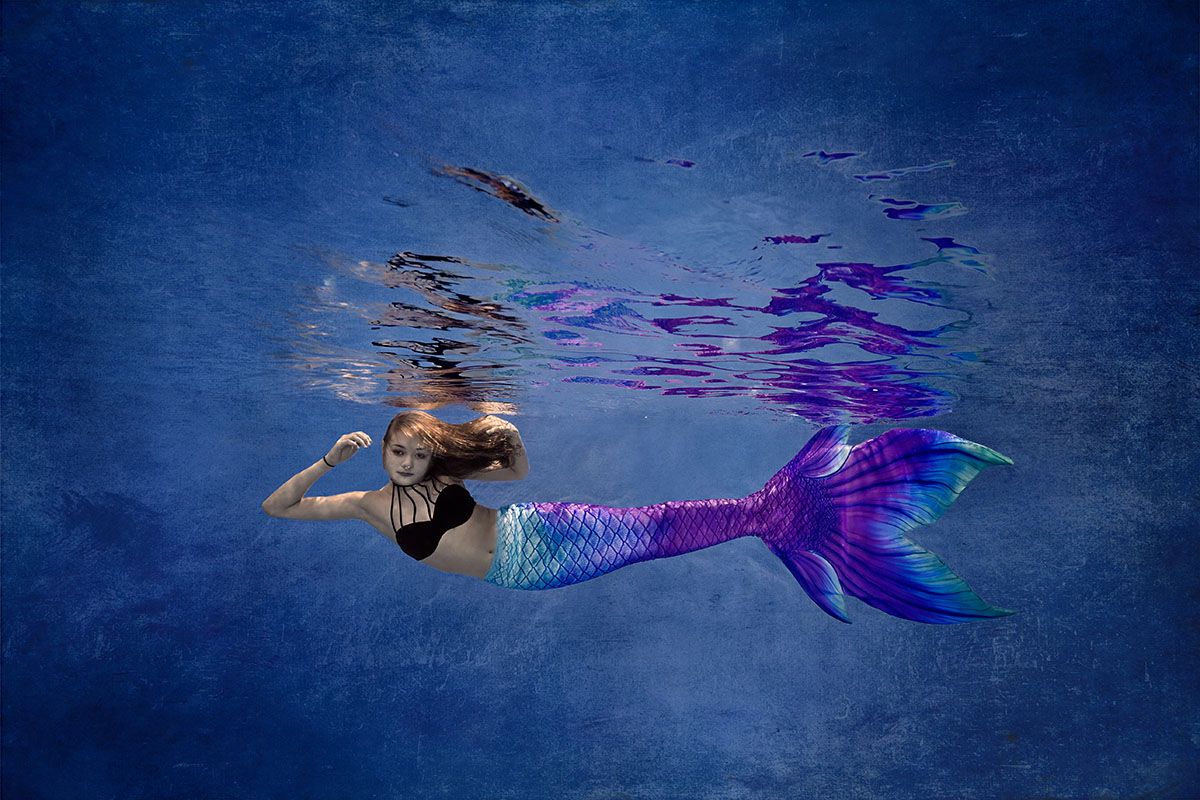 Meerjungfrauenschwimmen und Meerjungfrauen in Flossen Unterwasser fotografieren