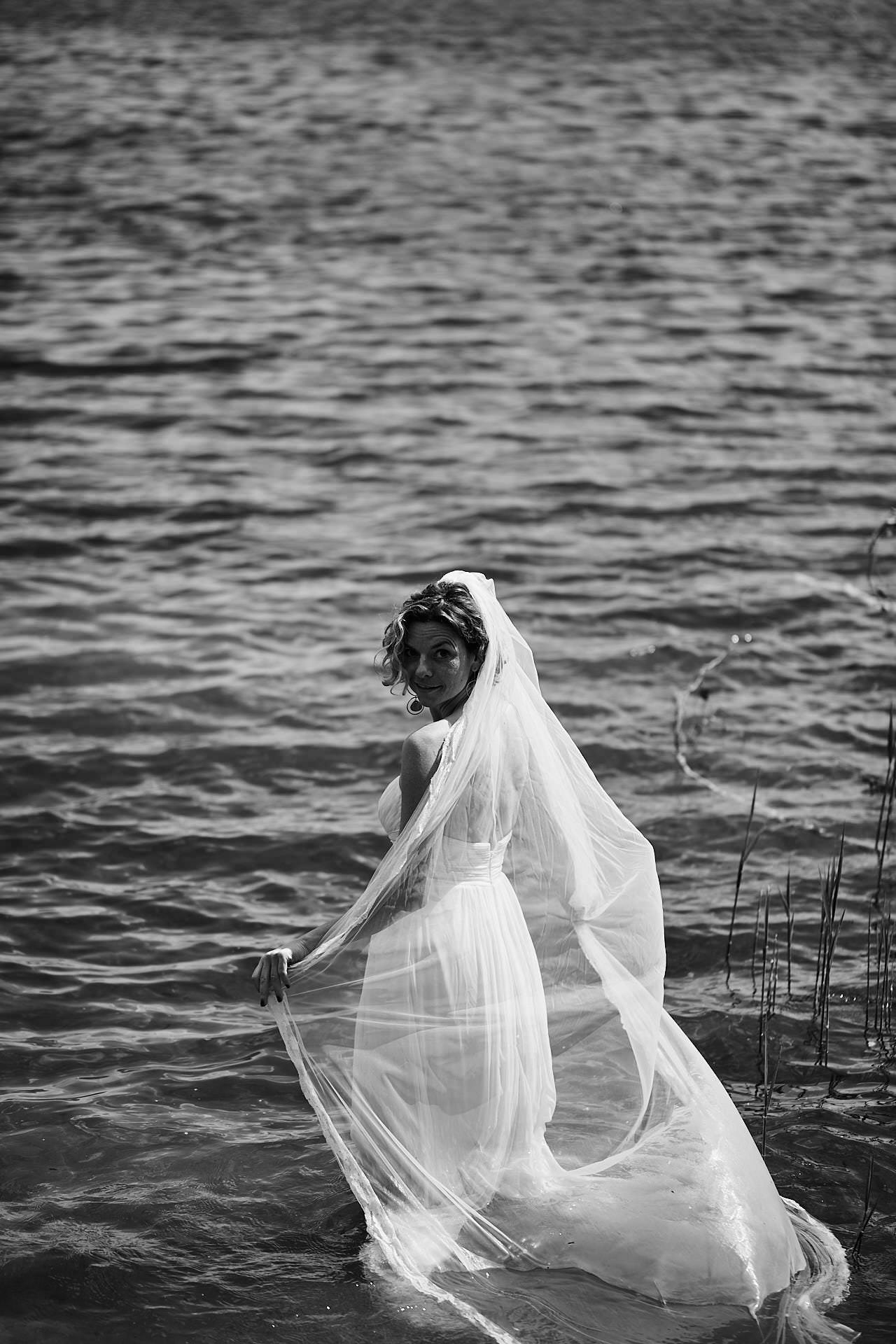 Mit Hochzeitskleid im See