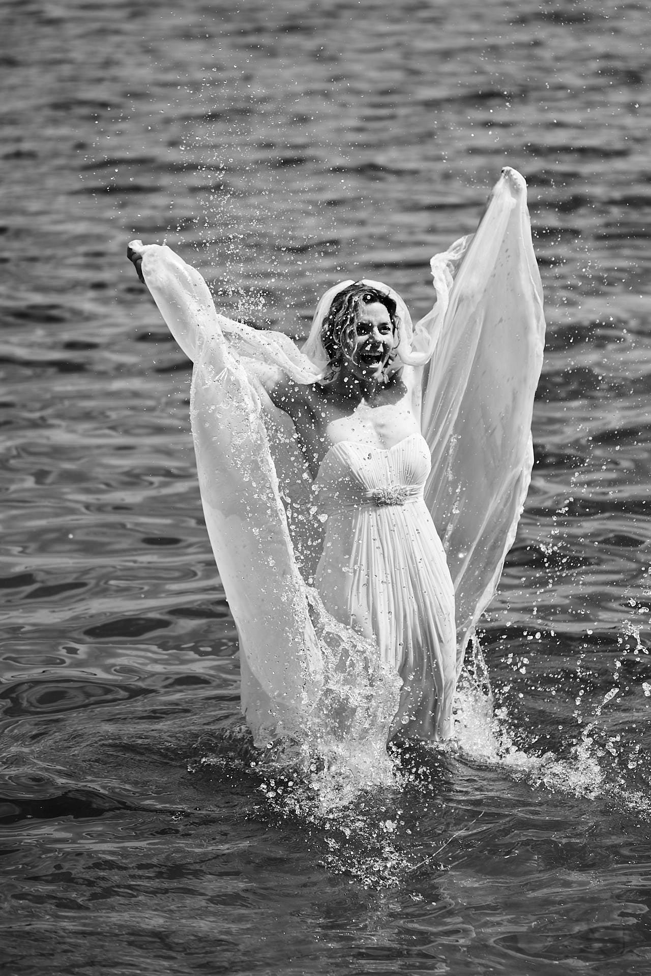 Mit Hochzeitskleid im See