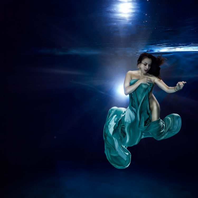 Verdeckte Aktfotografie Unterwasser