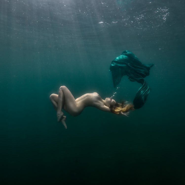 Ästhetische Kunst – Unterwasser Aktshooting 
