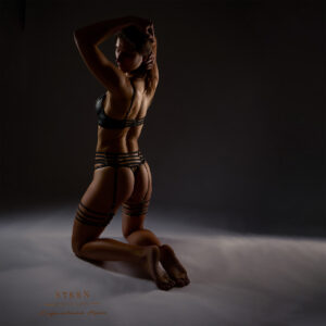 Boudoir Shooting Pose – kniende Pose mit klarer Linienführung und sinnlicher Haltung - Signature Line von Stern Photography
