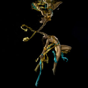 Frau schwebt unter Wasser, umhüllt von goldenen und türkisfarbenen Bändern – FineArt-Unterwasserfotografie von Stern Photography