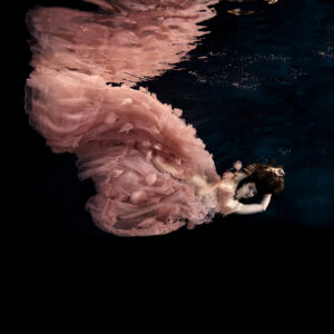 Unterwasser Fotoshooting im aufwendigen Couture-Kleid mit fließender Schleppe