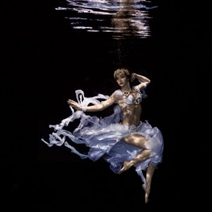 Unterwasser Glamour Shooting im Bauchtanz-Outfit mit goldenen Details